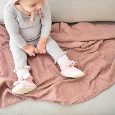 מדריך מקיף לבחירת נעליים לתינוקות בכל שלב התפתחותי