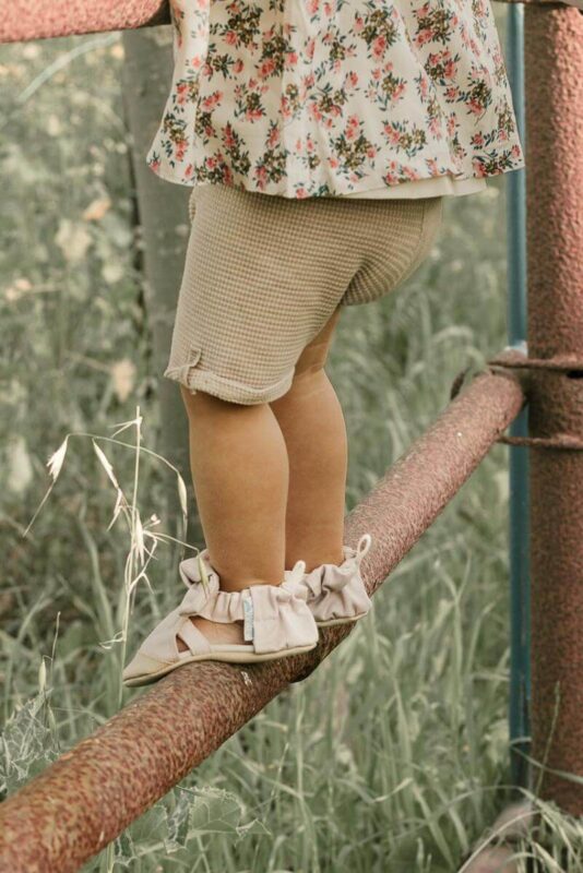 נעליים לתינוקות שיוצאים לטיולים: נוחות ובטיחות לכל יציאה בעגלה או במנשא